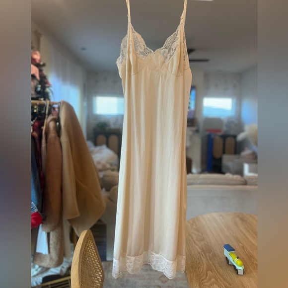 Lace Trim Cream Chemise - Picture 8 of 11